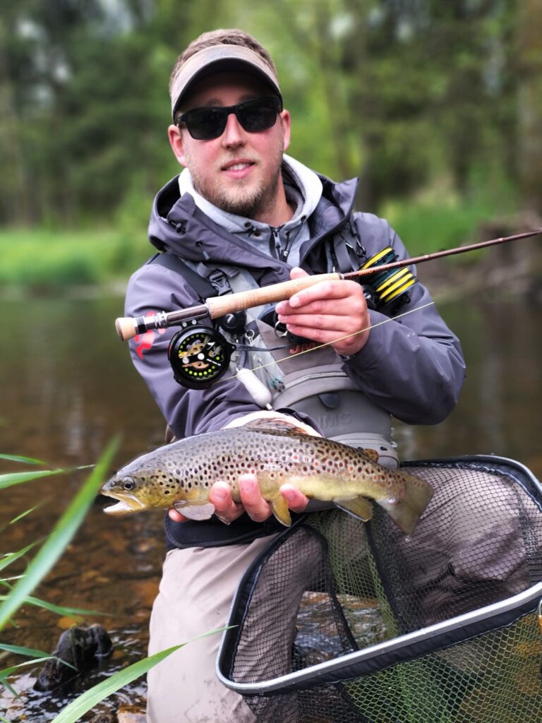 pêcheur avec poisson et canne à mouche JMC performer